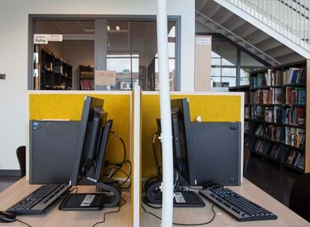 bord afskærmning med gul filt